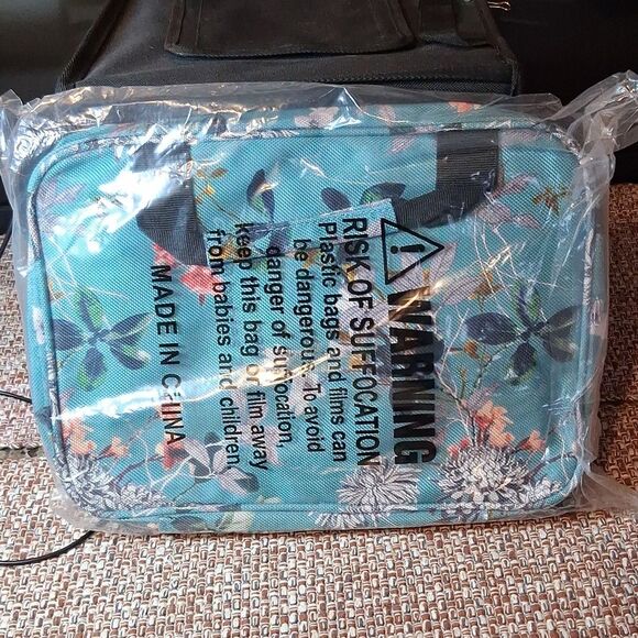 B&C Large Hanging Travel/Make Up Bag New In Package - Picture 6 of 6